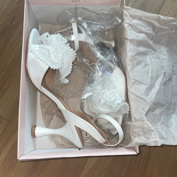 Elegant White Sandals - Picture 3 of 5